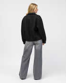 Dünne Jacke mit Kragen von hinten