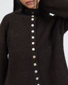 Strickjacke mit Stehkragen im Detail