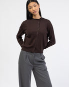 Strickjacke mit asymmetrischer Knopfleiste geschlossen