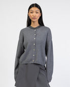 Klassische Strickjacke mit Rundhalsausschnitt von vorne
