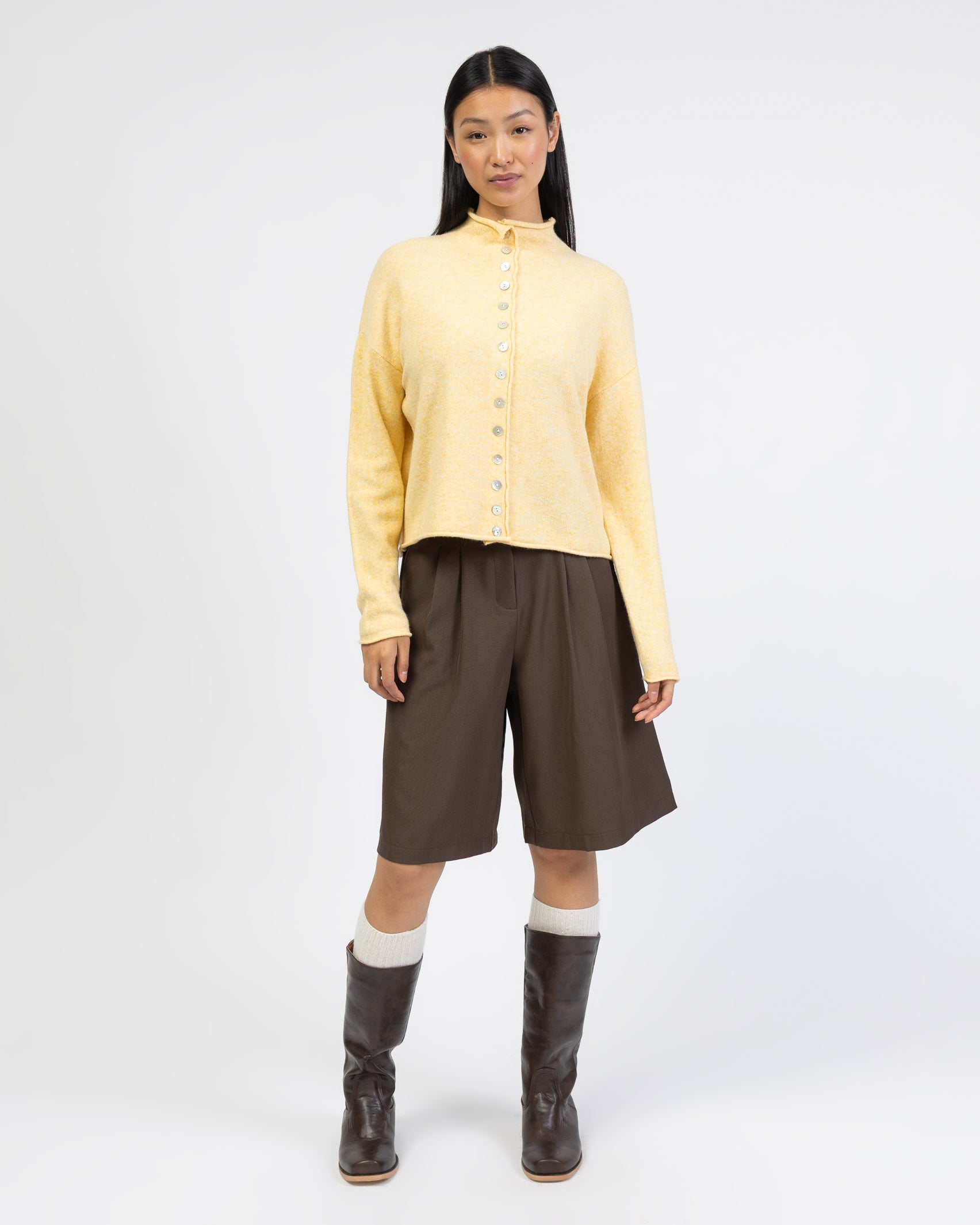 Strickjacke mit Stehkragen kombiniert mit brauner Hose
