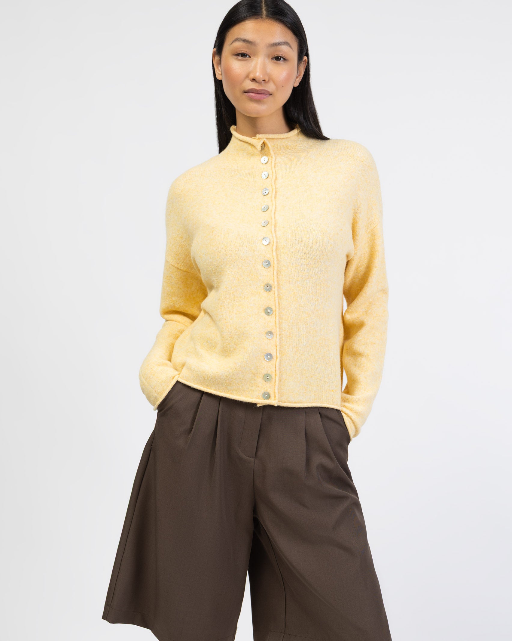 Strickjacke mit Stehkragen von vorne