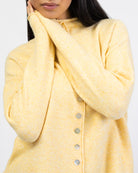 Strickjacke mit Stehkragen im Detail