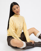 Strickjacke mit Stehkragen im Sitzen