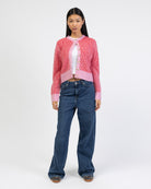 Gestreifte Strickjacke mit Knöpfen kombiniert mit blauer Jeans