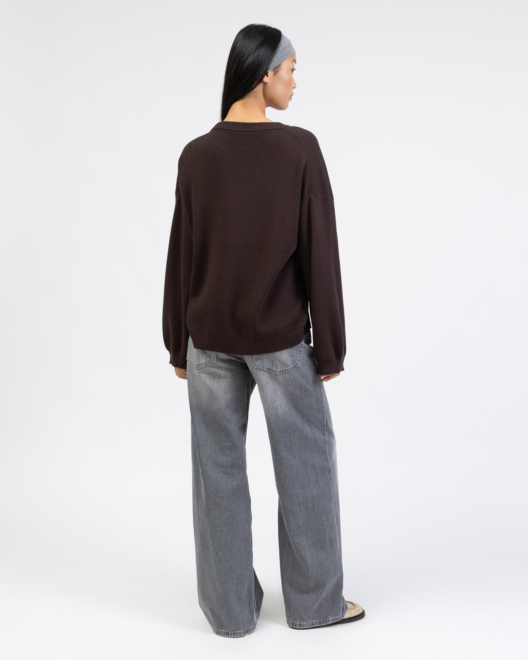 Klassischer Pullover mit Rundhalsausschnitt von hinten