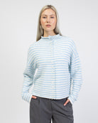 Gestreifte Strickjacke mit Stehkragen von vorne