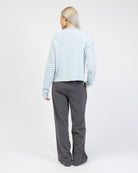 Gestreifte Strickjacke mit Stehkragen von hinten