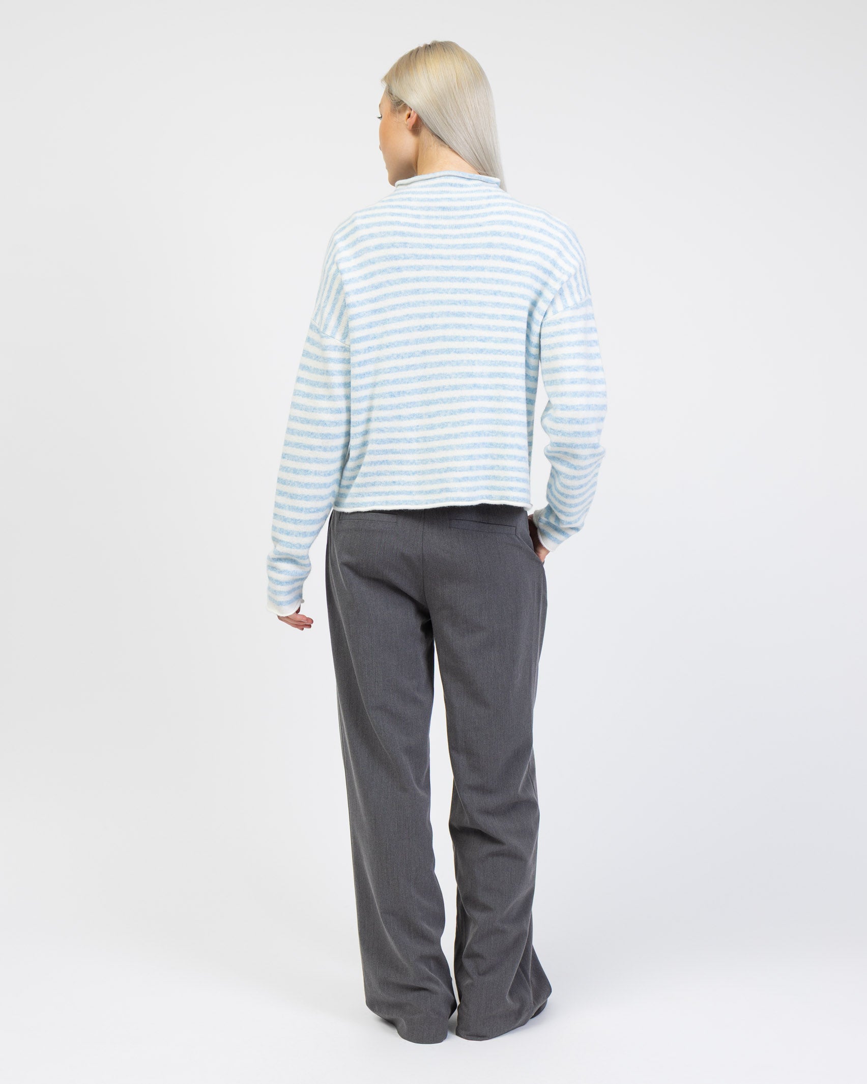 Gestreifte Strickjacke mit Stehkragen von hinten