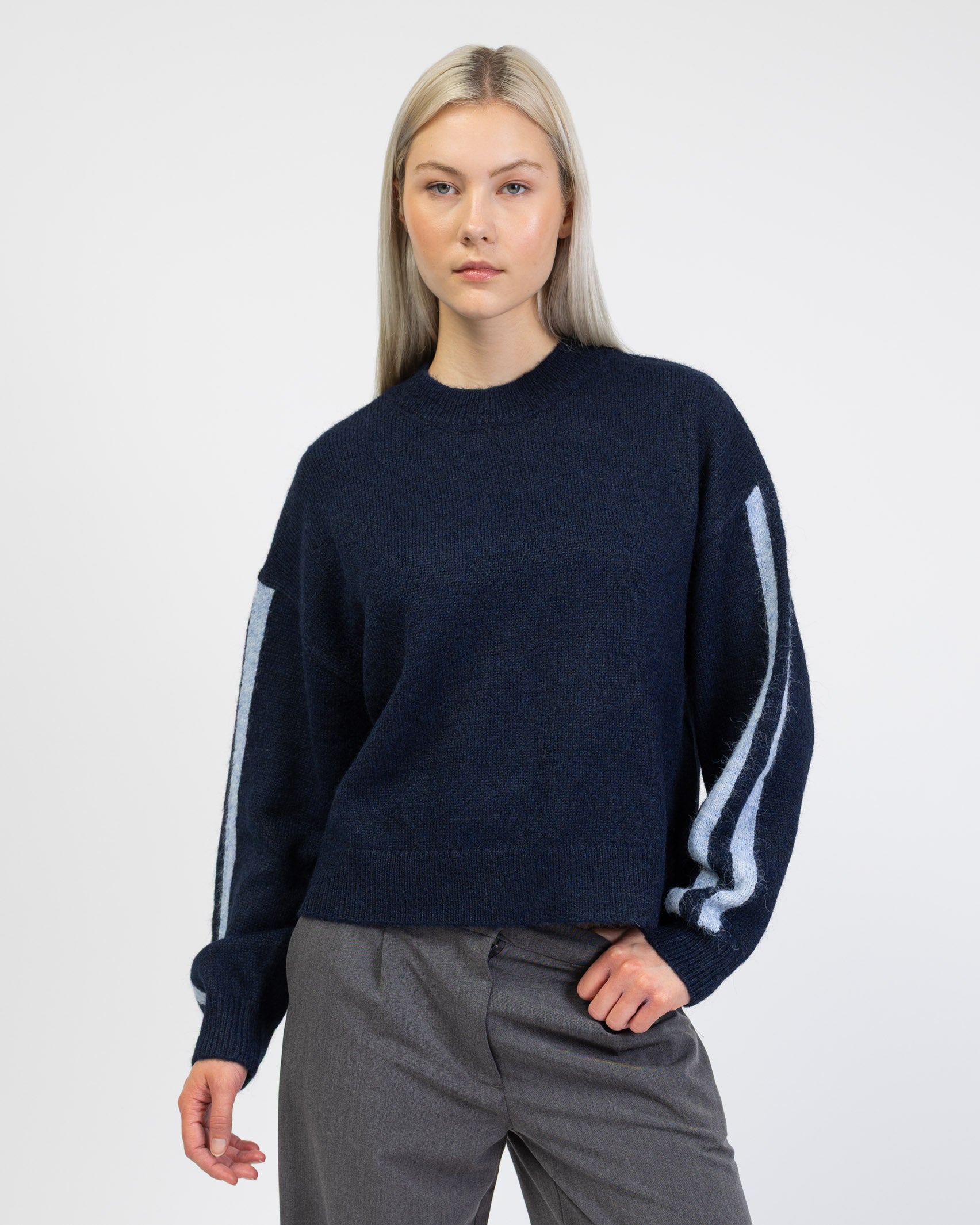 Strickpullover mit Streifendetails von vorne