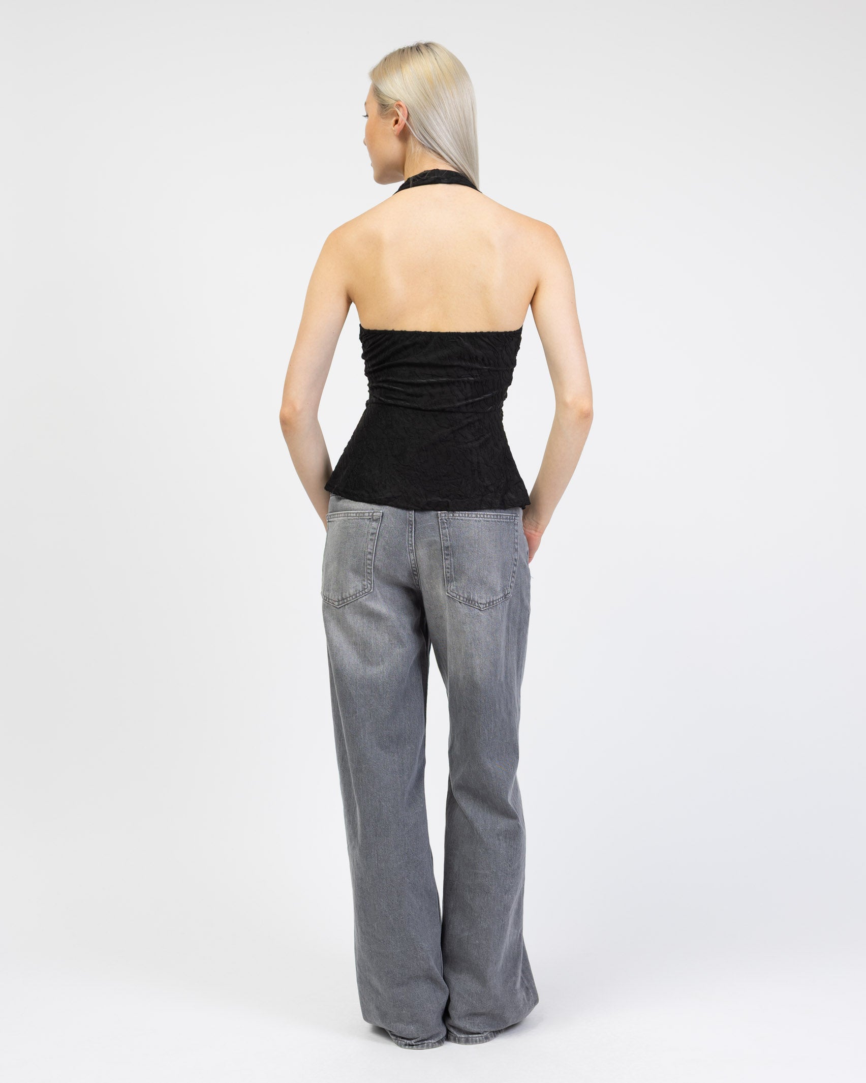 Neckholder-Top mit Strukturmuster von hinten