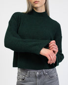 Gerippter Pullover mit Stehkragen im Detail