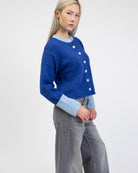 Strickjacke mit Kontrastbündchen von der Seite