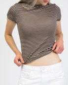 Gestreiftes Shirt mit Rundhalsauschnitt im Detail
