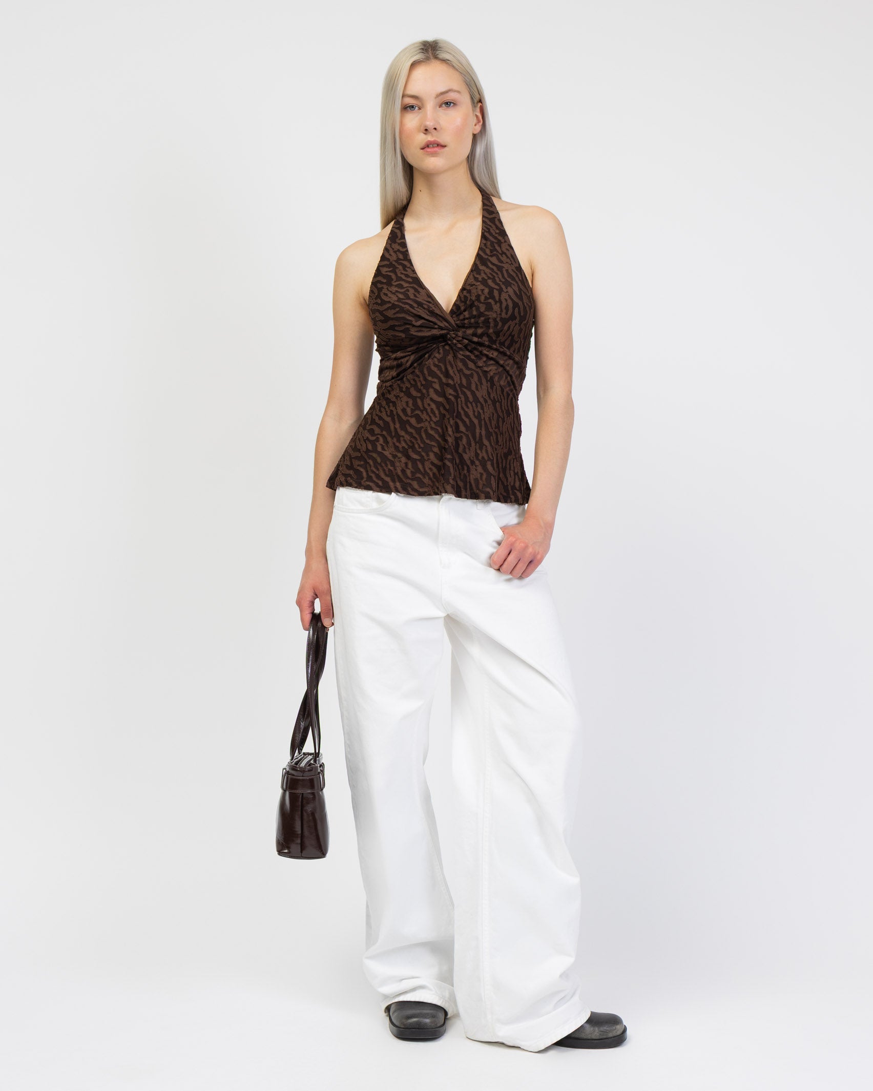 Neckholder-Top mit Strukturmuster kombiniert mit Jeans