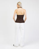 Neckholder-Top mit Strukturmuster von hinten