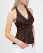 Neckholder-Top mit Strukturmuster im Detail