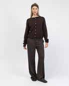 Klassische Strickjacke mit Rundhalsausschnitt kombiniert mit brauner Hose