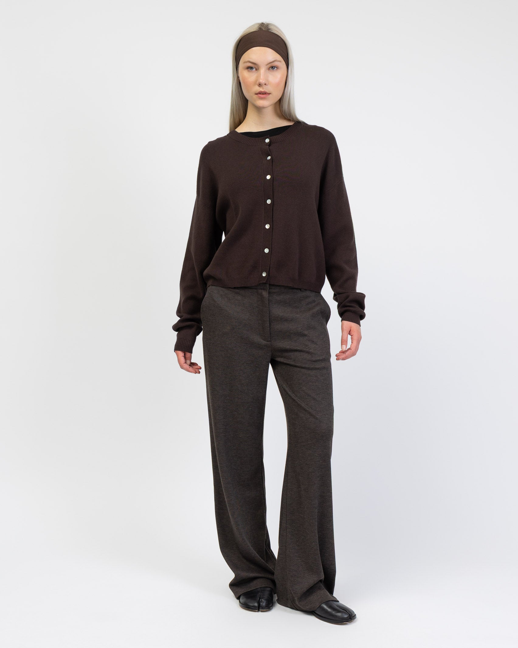 Klassische Strickjacke mit Rundhalsausschnitt kombiniert mit brauner Hose
