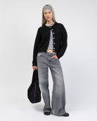 Weiche lockere Strickjacke kombiniert mit grauer Jeans