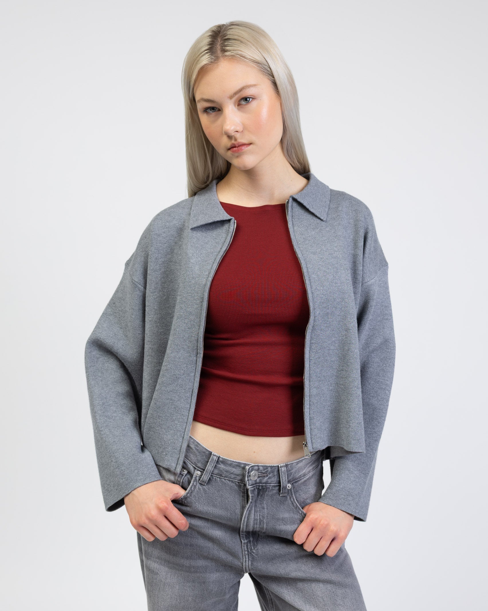 Kastige Strickjacke mit Reißverschluss offen