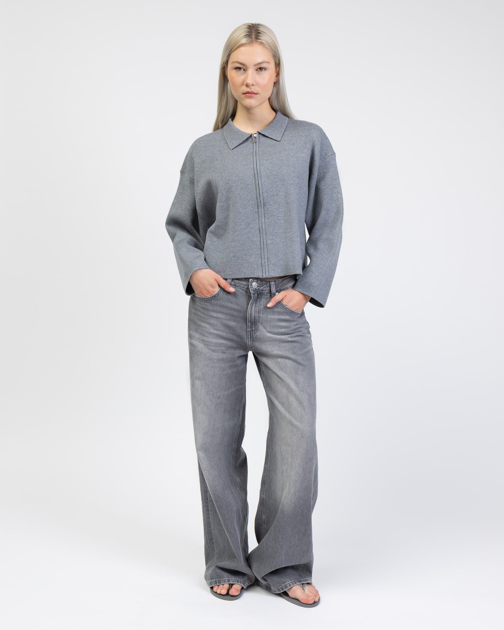 Kastige Strickjacke mit Reißverschluss geschlossen 