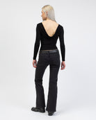 Langarmshirt mit tiefem Rückenausschnitt von hinten