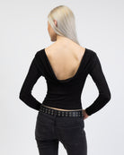 Langarmshirt mit tiefem Rückenausschnitt von hinten