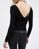 Langarmshirt mit tiefem Rückenausschnitt im Detail