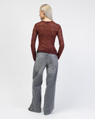 Asymmetrisches Spitzenlangarmshirt von hinten