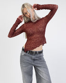 Asymmetrisches Spitzenlangarmshirt in Bewegung
