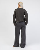 Einfarbige Strickjacke von hinten