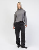 Weicher Pullover mit Stehkragen kombiniert mit dunkler Hose