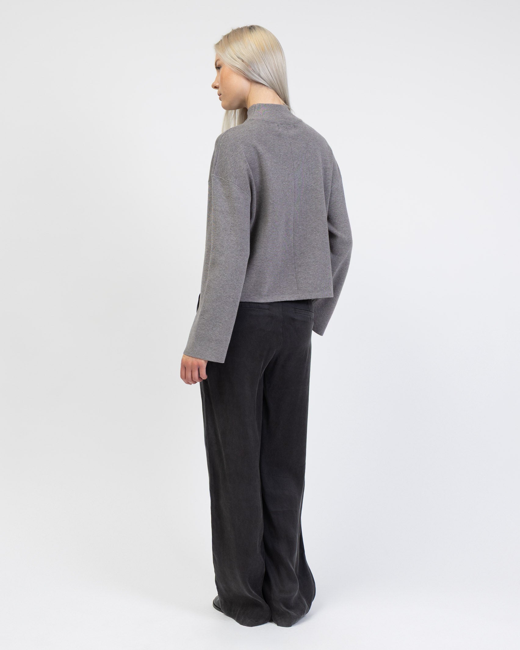 Weicher Pullover mit Stehkragen von hinten