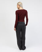 Basic Langarmshirt mit V-Ausschnitt von hinten