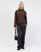 Weicher Pullover mit Stehkragen kombiniert mit langer Hose