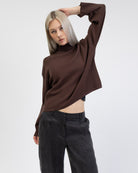Weicher Pullover mit Stehkragen in bewegung