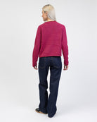 Gestreifter Strickpullover  von hinten