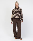Strickjacke mit Heart Buttons kombinert mit brauner Hose