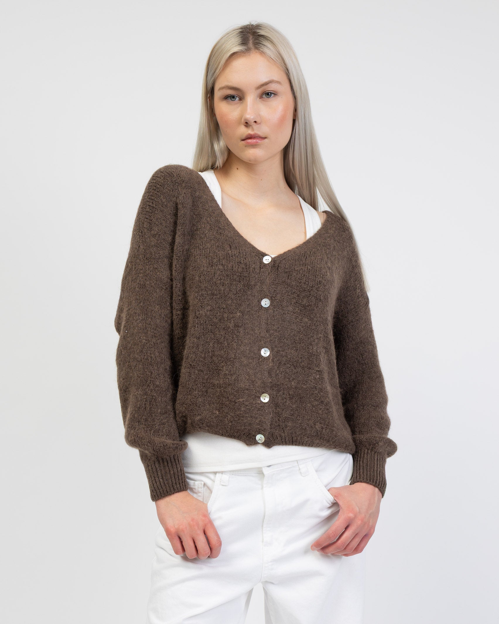 Strickjacke mit V-Ausschnitt von vorne