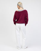 Strickjacke mit V-Ausschnitt von hinten