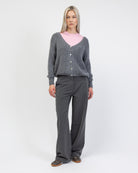 Strickjacke mit V-Ausschnitt kombiniert mit grauer Hose