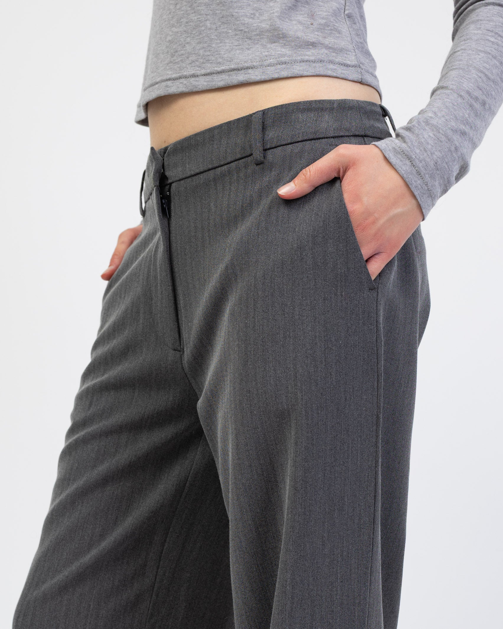 Hose mit Struktur im Detail von der Seite