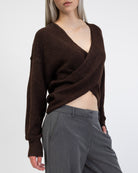 Wickelpullover mit V-Ausschnitt im Detail
