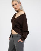Wickelpullover mit V-Ausschnitt von der Seite