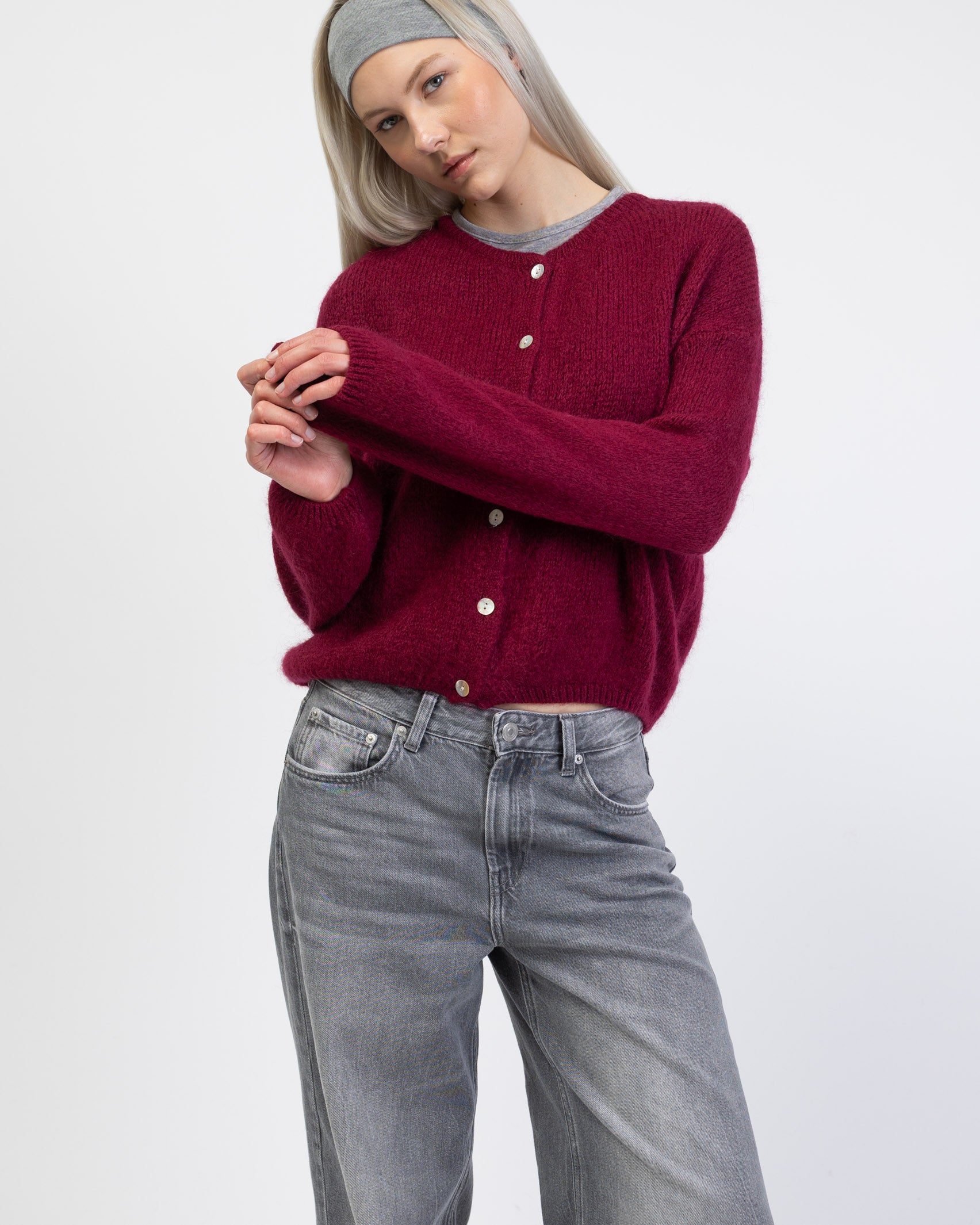 Weiche einfarbige Strickjacke von vorne