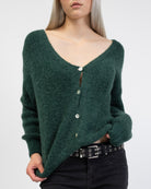 Strickjacke mit V-Ausschnitt im Detail