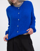 Weiche einfarbige Strickjacke im Detail