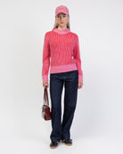 Gestreifter Pullover mit abgesetzten Farben kombiniert mit dunkler Jeans