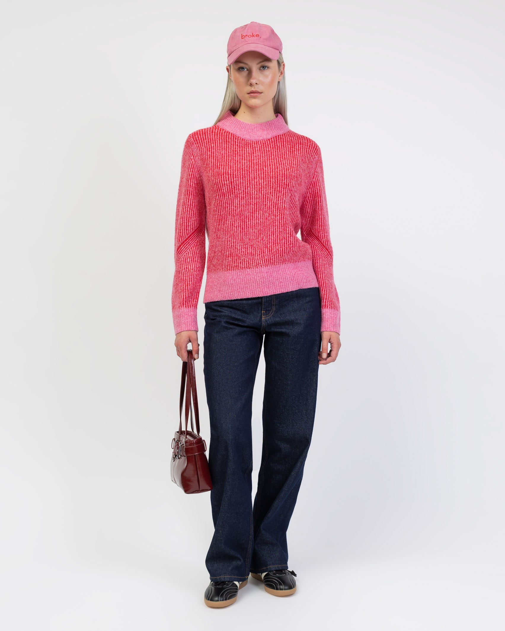 Gestreifter Pullover mit abgesetzten Farben kombiniert mit dunkler Jeans